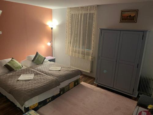Katil atau katil-katil dalam bilik di HOTEL Kuruc Panzio TARPA Kossuth utca 25E