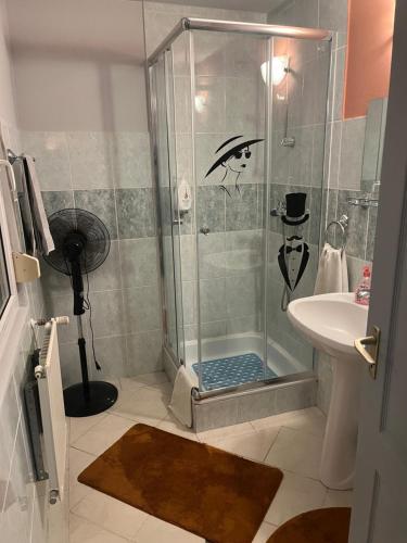 Bilik mandi di HOTEL Kuruc Panzio TARPA Kossuth utca 25E