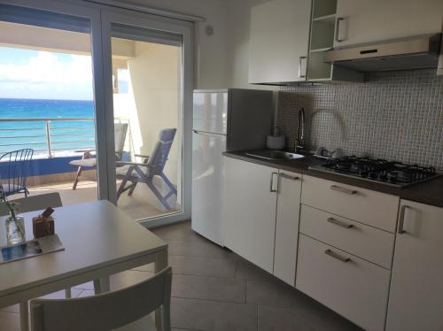 ヴィッラフランカ・ティッレーナにあるAppartamenti Vacanze Villa Meoの海の景色を望むキッチン