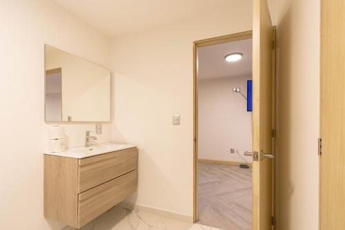 W łazience znajduje się umywalka i lustro. w obiekcie Homero 538: Apartamentos Equipados en Polanco w mieście Meksyk