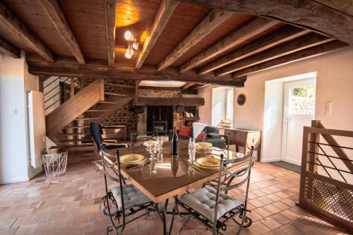 une salle à manger avec une table et des chaises en bois dans l'établissement Maison rénovée 6 pers, au calme, à Oisseau