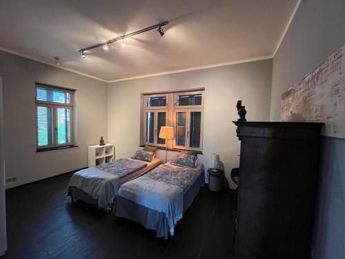 um quarto com 2 camas e uma janela em Traumhafte Wohnung mit Neckarblick und Balkon em Eberbach