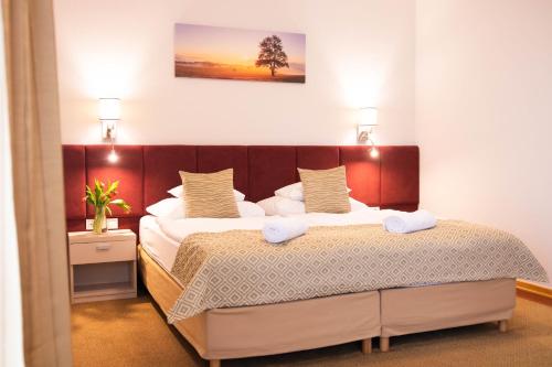 Postel nebo postele na pokoji v ubytování Szalajka Liget Hotel és Apartmanházak