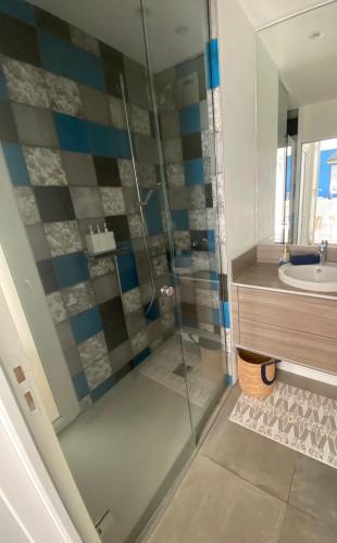 une salle de bain avec douche et lavabo dans l'établissement Saint Charles, à Orléans