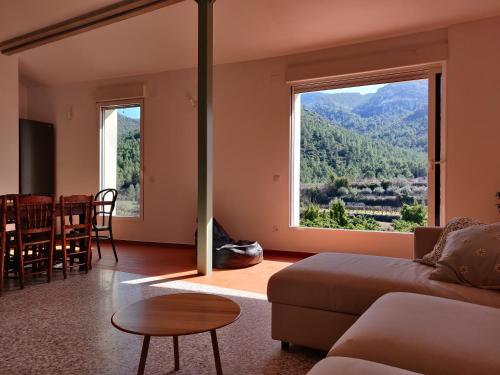 sala de estar con sofá y mesa en Naturaleza en casa para grupos, descansa y disfruta, en Ayelo de Rugat