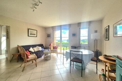 un salon avec un canapé et une table dans l'établissement Nest with beautiful garden and sea view, à Dinard