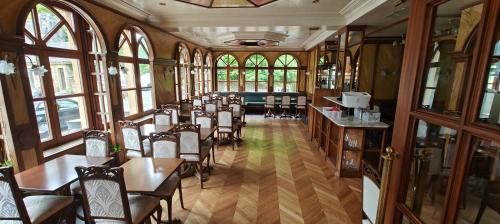 un vagone ristorante di un treno con tavoli e sedie di Hotel du Roy a Bouillon