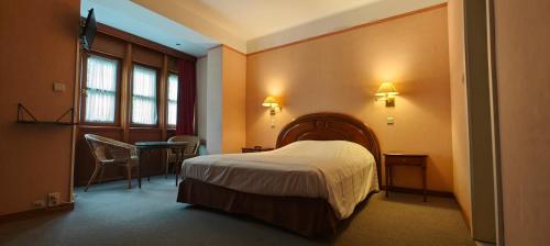 Hotel du Roy tesisinde bir odada yatak veya yataklar