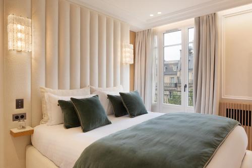 une chambre avec un grand lit avec une fenêtre dans l'établissement TheLander - Serviced Apartments in Champs Elysées, à Paris