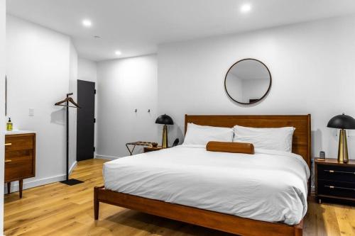 Säng eller sängar i ett rum på King Bed, DTWN Historic Hotel, Fiber Wifi, 50 in Roku TV, Room # 106