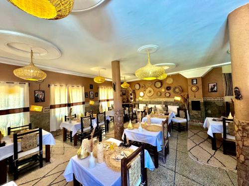 ห้องอาหารหรือที่รับประทานอาหารของ Riad Sahara Stars Dades
