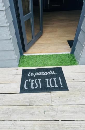 a sign on the front door of a house at le chant de la rivière in Abbeville