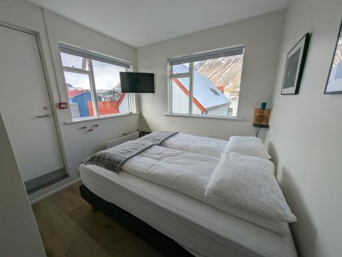 Rúm í herbergi á The Ísafjörður Inn by Ourhotels
