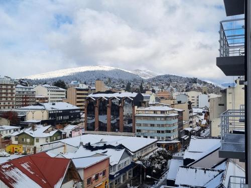 サン・カルロス・デ・バリローチェにあるBariloche Modern Apartmentの雪山を背景にした都市