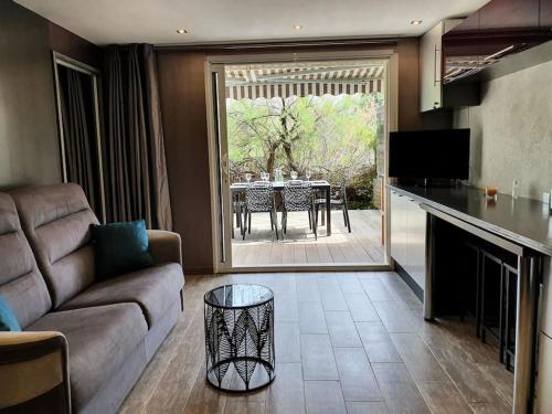 un salon avec un canapé et une table dans l'établissement Lacanau Océan, grand confort à 50m de la plage !, à Lacanau-Océan