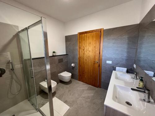 W łazience znajduje się umywalka, toaleta i prysznic. w obiekcie Agroestancia Es Peieret w mieście Sant Francesc Xavier