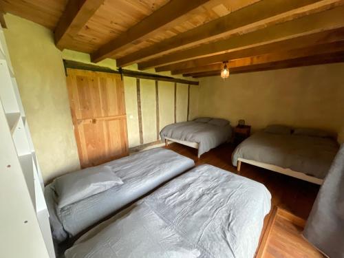 Challain-la-Potherie的住宿－Le Repère de Choiseau, Gîte de Groupe，一间卧室,配有两张床