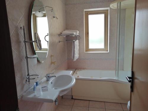 W łazience znajduje się umywalka i wanna. w obiekcie Hotel Acquario w mieście Campomarino