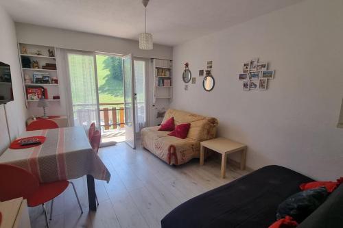 un salon avec un canapé et une table dans l'établissement Studio à Valberg pour 4 pers face aux pistes, à Péone