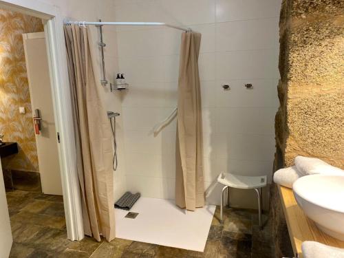 La salle de bains est pourvue d'une douche et d'un lavabo. dans l'établissement Hotel Pazo de Bieite, à Boimorto