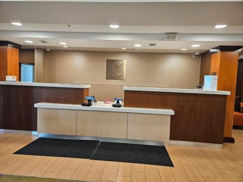 una hall con reception in ospedale di Comfort Inn & Suites Ankeny - Des Moines ad Ankeny