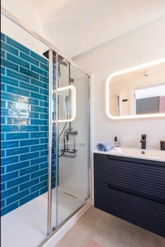 a bathroom with a glass shower and a sink at Ocean blue 405 in San Bartolomé