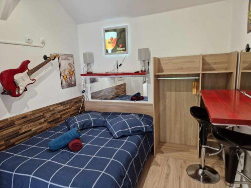 Postel nebo postele na pokoji v ubytování 07 - Joli studio tout équipé avec clim, vue sur jardin, parking privatif gratuit, grand fourgon possible, tout le linge de maison est fourni