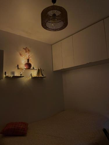 une pièce sombre avec un lit, une lampe et des armoires dans l'établissement Heart of Paris with View - Renovated, à Paris