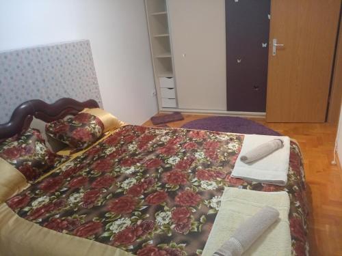 LazarevacにあるTwinsのベッド(花柄のキルト付)が備わる客室です。