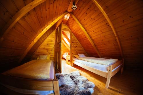 ヴィスワにあるDom na Szlakuの木製の屋根裏部屋(ベッド2台付)