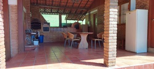 un patio con mesa y sillas en un edificio en Recanto Saira, en Caeté