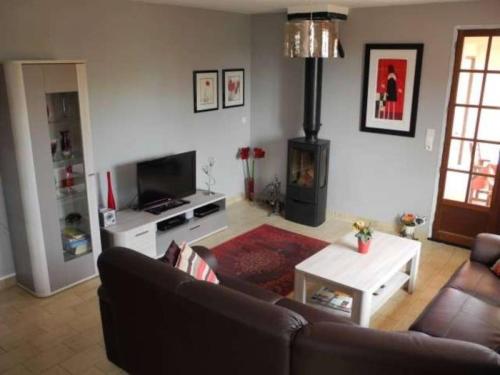 un salon avec un canapé et une cheminée dans l'établissement La Maison Alex, à Castelnau-de-Guers