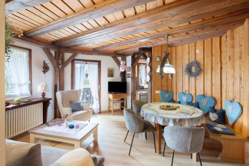 Altes Zollhüsli في سشلوشسي: غرفة معيشة مع طاولة وكراسي
