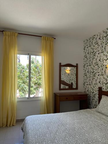1 dormitorio con cama y ventana en Costa Azul Apartamento, en Adeje