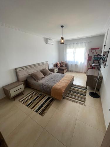 莫納斯提爾的住宿－PALM LAKE RESORT FOLLA，一间卧室配有一张大床和地毯。