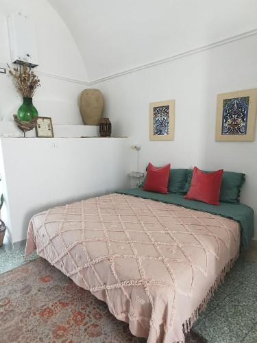 Una cama o camas en una habitación de Nòstos