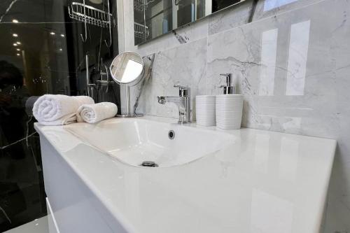 Urban House - Modern Flat Navigli Milan Center