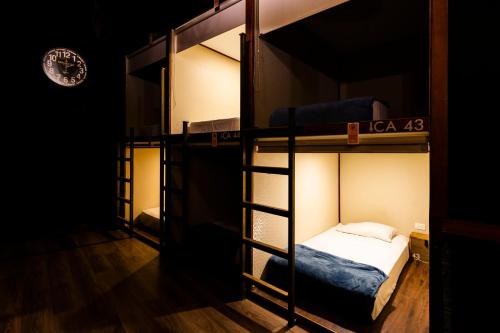 Habitación con 2 literas en una habitación en The Clock Hostel & Suites, en Cartagena de Indias