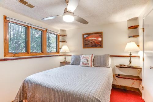 um quarto com uma cama e 2 candeeiros em Ski-InandSki-Out Wintergreen Resort Condo and Hot Tub! em Mount Torry Furnace
