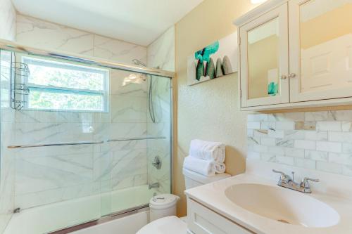 y baño con ducha acristalada y lavamanos. en Pet-Friendly Fort Pierce Home 1 Mi to Downtown!, en Fort Pierce