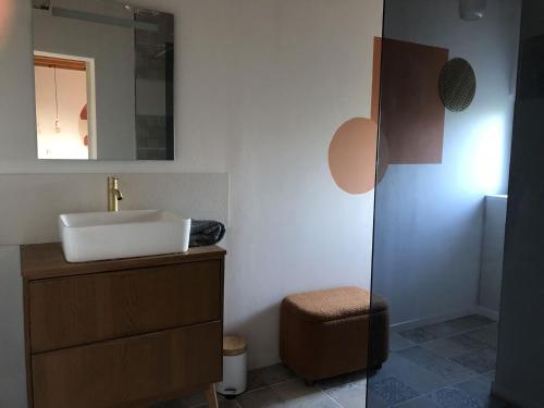 Ett badrum på la bastilac chambre terracotta