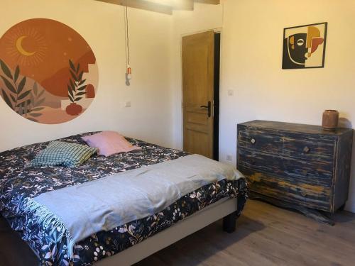 Säng eller sängar i ett rum på la bastilac chambre terracotta