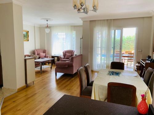 soggiorno con tavolo e sedie di Şile Kumbaba'da Özel Havuz Tamamen müstakil Villa a Şile