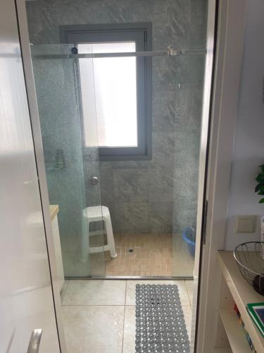 Ένα μπάνιο στο 3 bedroom Two bathroom Four balcony 22P 23P penthouse with amazing view roof top