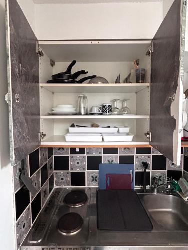 une cuisine avec un évier et un comptoir dans l'établissement Studio in City Centre, à Strasbourg