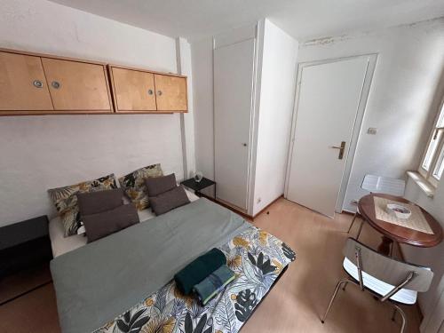 une chambre avec un grand lit et une table dans l'établissement Studio in City Centre, à Strasbourg