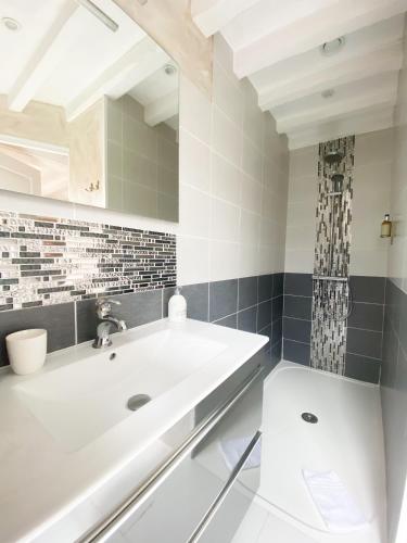 une salle de bain avec un lavabo blanc et des toilettes dans l'établissement Chambres D'Hôtes La Villa Aliénor, aux Andelys