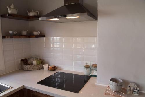 una cocina con fregadero y encimera en Casa Hilda 2, en El Paso