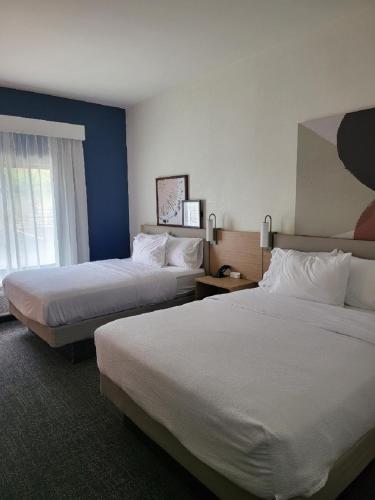 een hotelkamer met 2 bedden en een raam bij Spark by Hilton Erie in Erie