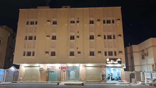 Queen Apartment في عمّان: مبنى كبير أمامه محل